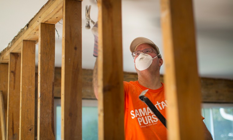 Franklin Graham Encourages Homeowners in Storm-Devastated Mississippi