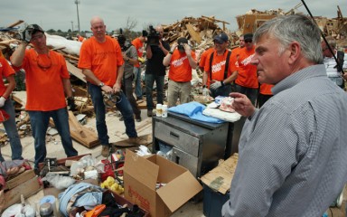 Franklin-Graham-volunteers-Oklahoma-City-tornado-Samaritan's-Purse