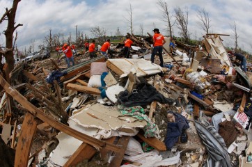 Oklahoma-tornado-response-Samaritan's-Purse-helping-homeowners-debris