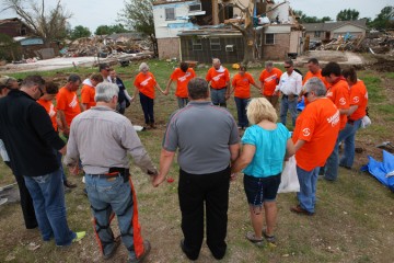 Oklahoma-tornado-response-Samaritan's-Purse-helping-homeowners-prayer