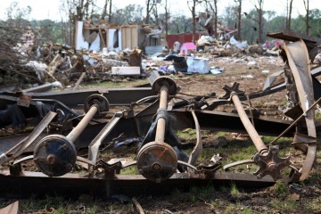 Oklahoma-tornado-response-Shawnee-debris