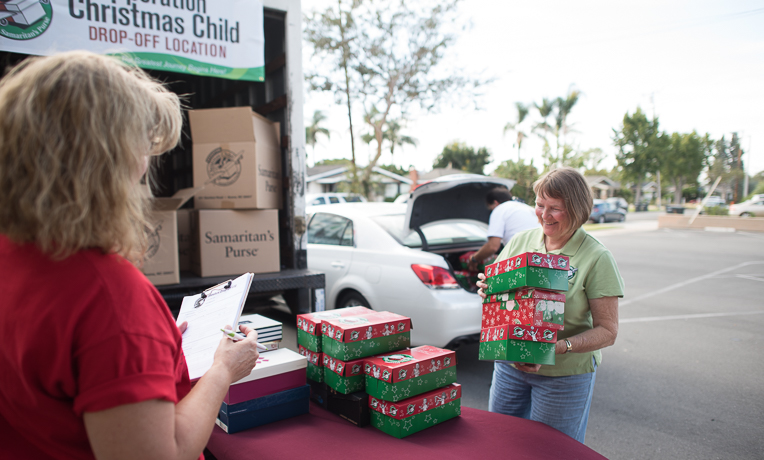 Carole Cole (w środku) jest wolontariuszem logistyki w Kalifornii dla Operation Christmas Child.