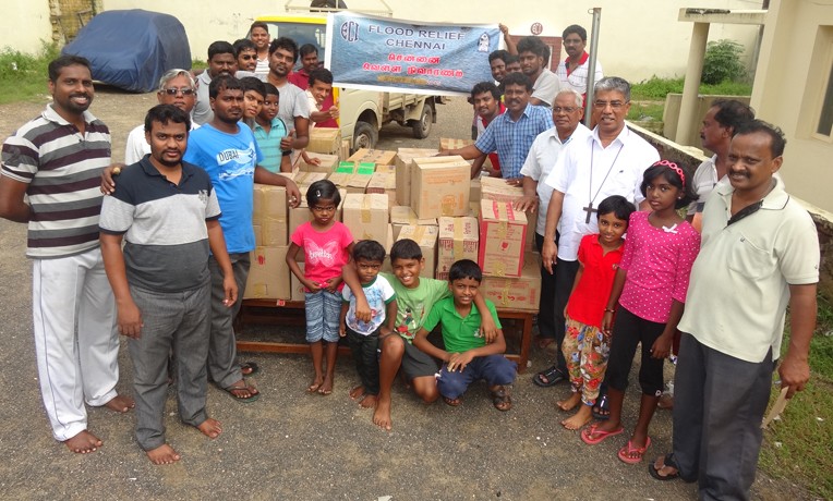Children in India Running with Shoeboxes-Operation Christmas Child |  Operation christmas child, Kids christmas, Operation christmas child boxes