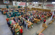 Voluntarios en el centro de procesamiento de Denver.