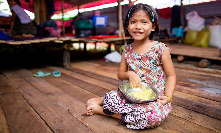 En las escuelas de países como Bolivia, el Congo y otros lugares, cristianos interesados cocinas alimentos nutritivos provistos por Samaritan's Purse y los sirven frescos a los cientos de niños estudiantes que pueda que no tengan otra comida caliente en todo el día. Con $7 puedes proveer a un niño una semana de comidas calientes preparadas en el nombre de Jesús.