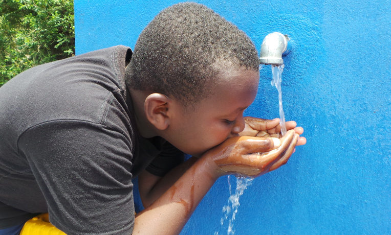 Samaritan's Purse hizo posible que el agua potable estuviera disponible para las villas de Haití, amenazadas con recursos contaminados.
