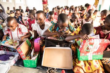 Las cajas de regalos crean sonrisas y abren las puertas para el Evangelio en Tanzania.