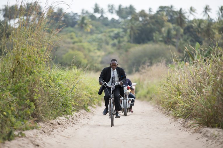 El pastor Marco Kayumbo viaja dos horas en su bicicleta para dirigir la Iglesia Maranata, que plantó en Kitomondo.