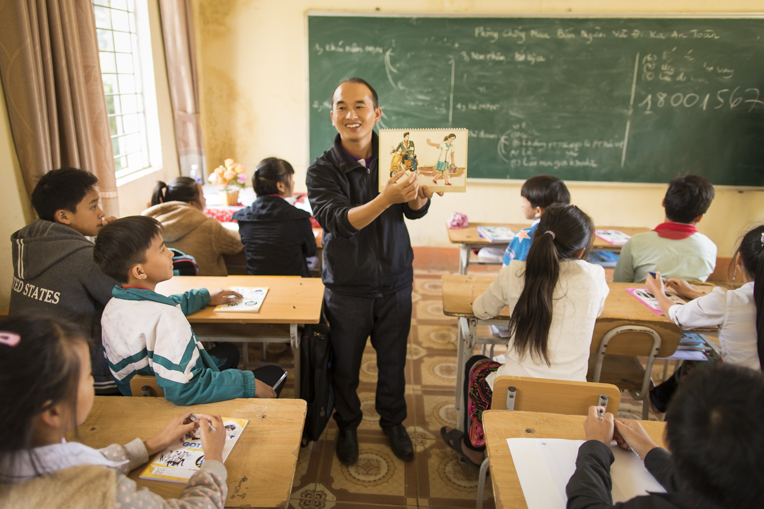 Teacher training Vietnamese students about safe migration