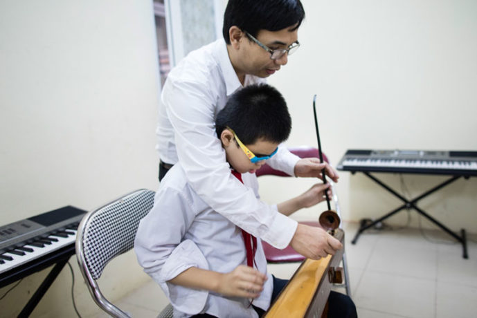 Blind music teacher in Vietnam 