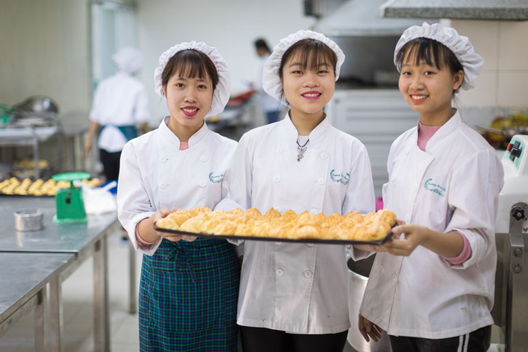 Students learn how to bake at Vietnam vocational school 