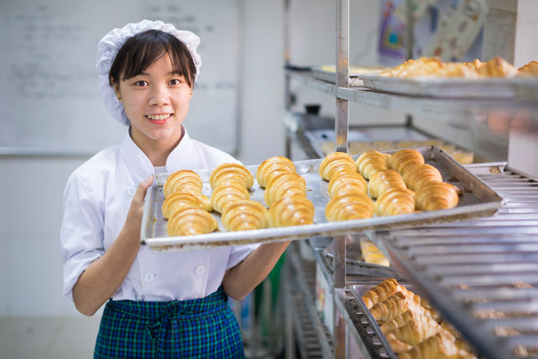 Students learn how to bake at Vietnam vocational school 