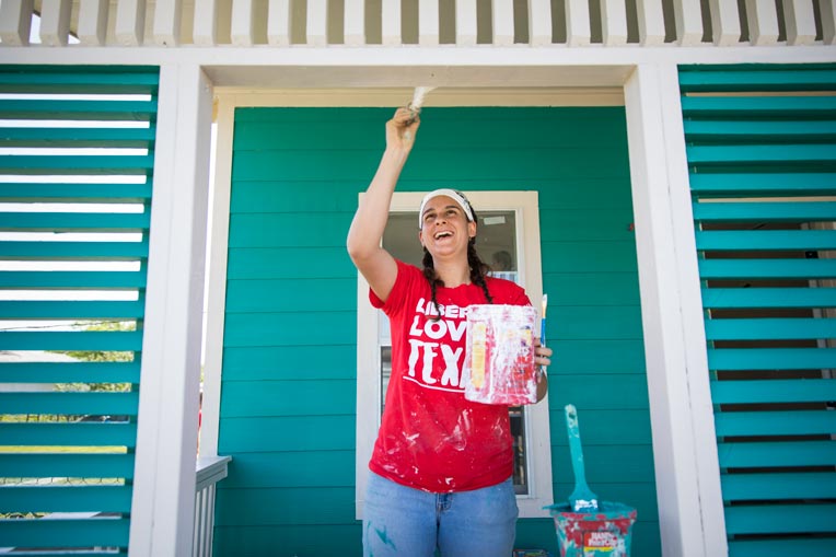 Liberty University Send Now staff member Carla Nava adds a fresh coat of paint at the Turrubiates home in Gregory, Texas.
