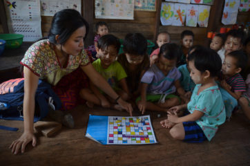 Our staff play a game about safe migration with the children while their parents are in a training. 