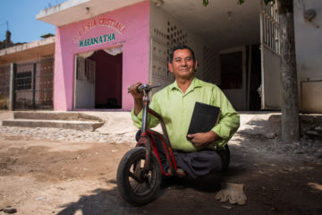 El pastor José Benitez usa un guante de trabajo para proteger su mano cuando empuja su scooter por las calles de su pueblo natal, al noroeste de México. Él lleva el Evangelio a las remotas aldeas de las montañas a través de Operation Christmas Child.