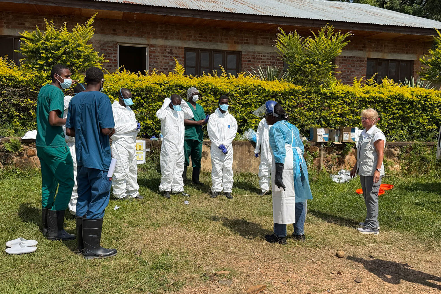 Los equipos médicos se entrenan con equipos de protección individual (EPI) mientras siguen llegando pacientes con ébola a los centros médicos locales de la provincia de Ituri.