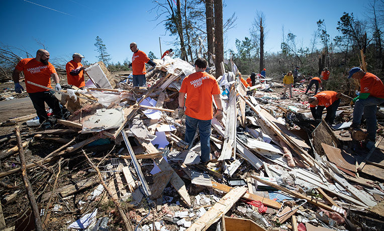 Yankees' Robertson brings relief to tornado-ravaged Alabama