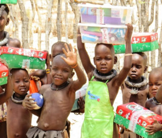 Los niños himba están escuchando el Evangelio a través del ministerio de colaboración entre  Samaritan's Purse y Seed Company.