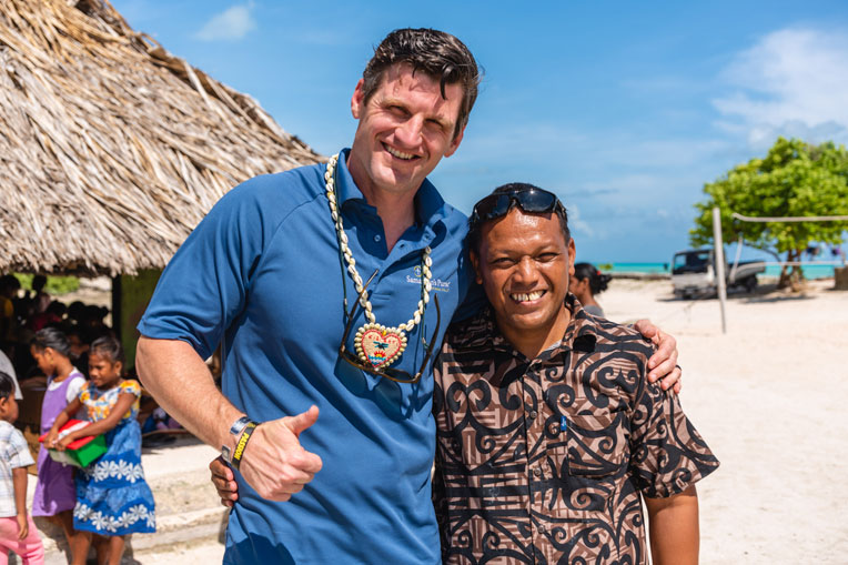 Edward Graham y el pastor Maerere celebrando después de una maravillosa distribución de cajas en Tarawa.