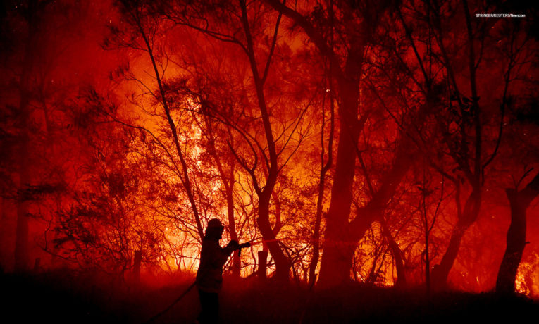 A bushfire in the small Kioloa community of New South Wales threatens to destroy many homes. Deadly fires have raged in Australia since early December.