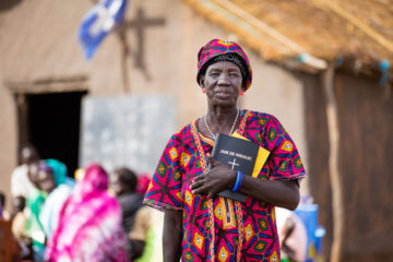 Mara se fortalece en su fe ahora que puede leer la Biblia por ella misma. 