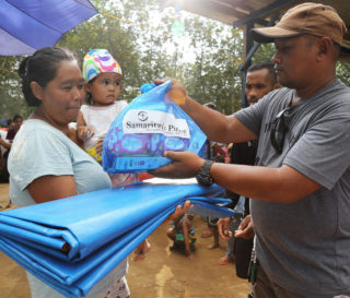 Samaritan’s Purse distributed more than 400 tarps and other relief supplies to families devastated by earthquakes in the Philippines.