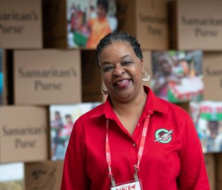 Mary Johnson trabaja involucrando a las iglesias con Operation Christmas Child en el área de Petersburg, Virginia.