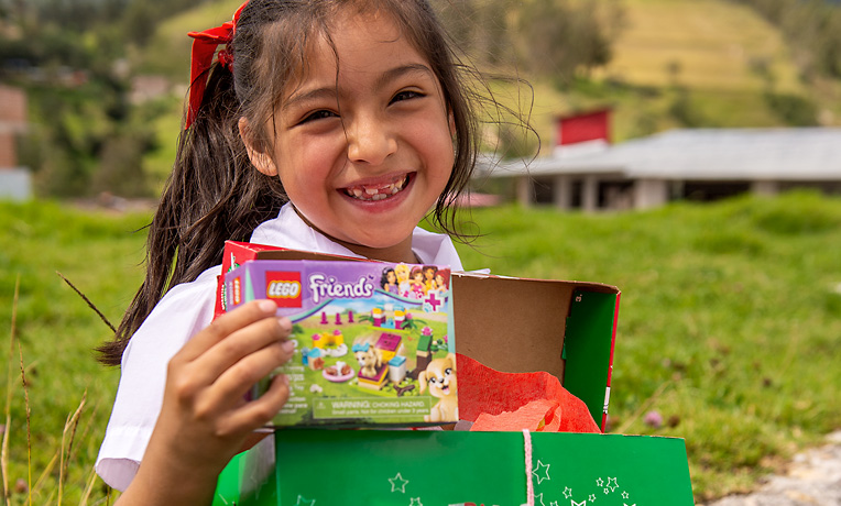 Las cajas de regalos ayudan a las iglesias en Ucrania a compartir