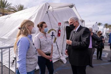 Franklin Graham speaks with Samaritan's Purse DART members, Kelly Sites (right) and Kelly Hormez (left).