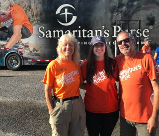 Karina disfruta sirviendo con sus compañeros voluntarios de ayuda para desastres en la ciudad Lake Charles.