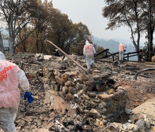 Voluntarios de Samaritan's Purse fueron enviados el domingo a ayudar a los dueños de casas cerca de Colfax.