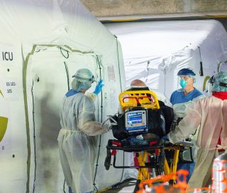 Nuestro equipo médico recibe hoy su primer paciente en la Unidad de Tratamiento de COVID-19.