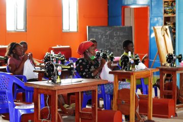 Aprender una habilidad como coser provee a las mujeres vulnerables de oportunidades para tener empleo e independencia.