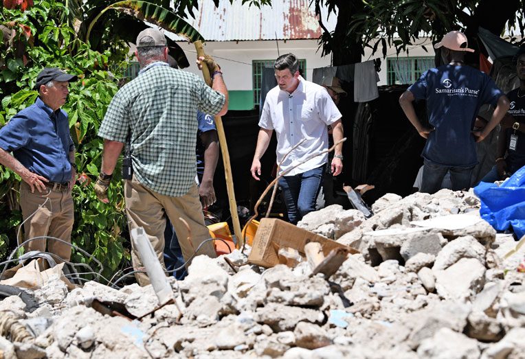 El terremoto de magnitud 7.2 redujo cientos de casas a escombros.