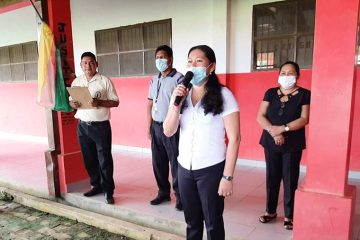 El personal de la escuela enseña a los estudiantes sobre prácticas saludables de higiene. 