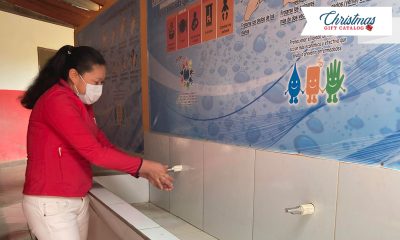 La directora de una escuela en Bolivia muestra técnicas correctas de lavado de manos en las instalaciones construidas por Samaritan’s Purse