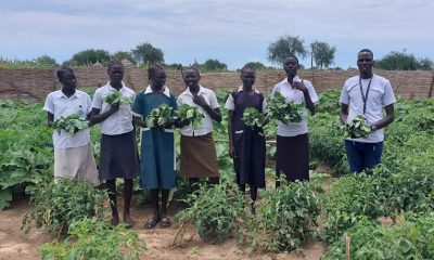 Miembros del club agrícola con la col rizada que han cosechado.