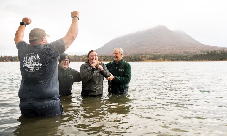 El Sargento del Ejército, Ryan York y su esposa Jen, fueron bautizados en las rígidas aguas glaciares del Lago Clark, mientras el suroeste de Alaska hace su transición hacia el invierno.