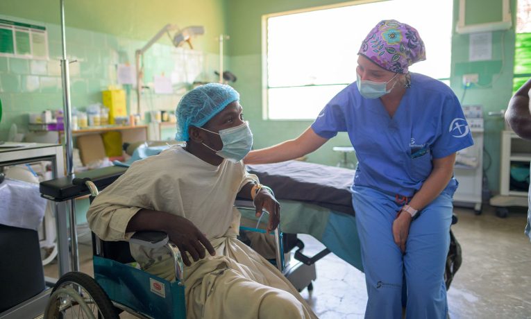 Nuestro equipo de cirugías de ortopedia cuidan a más de 20 pacientes en el Hospital Misionero Nkhoma, en Malawi.