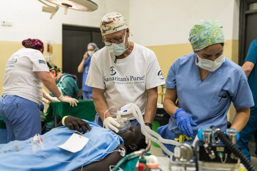 Pat Pierson y Stephanie Klamm anestesian a Santina antes de la cirugía.