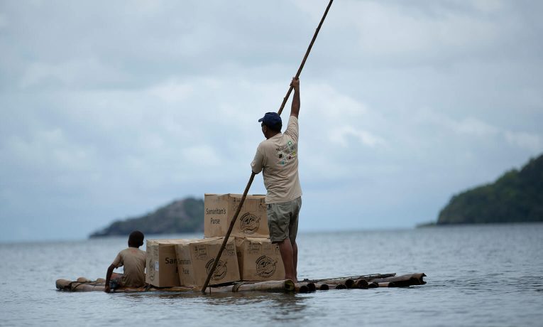 Transportar cajas de regalos de isla en isla puede tomar horas de remar, pero los voluntarios de Operation Christmas Child lo logran