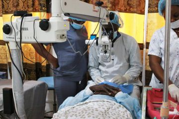 Nos asociamos con una clínica local para ofrecer cirugías de ojos gratuitas