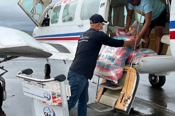 Nuestros equipos descargan comida de emergencia de un aerotransporte.