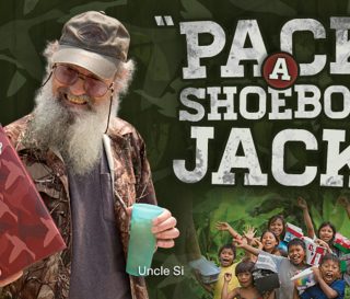 Uncle Si packs a shoebox