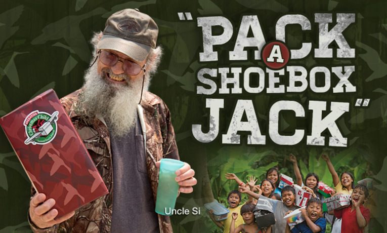 Uncle Si packs a shoebox