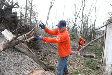 Los voluntarios trabajan en Mayfield limpiando escombros de los hogares y propiedades.