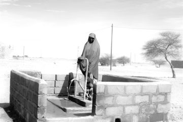 Aminatou Ibran celebra el nuevo pozo y la restauración de orificios de agua en su aldea.