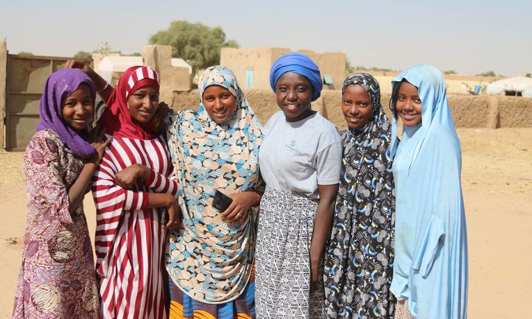 Una de nuestras trabajadoras con las mujeres de las aldeas en la región Agadez de Níger.