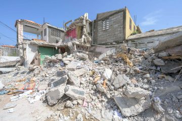 Por lo menos el 90 porciento de las casas y otras estructuras quedaron en escombros en Maniche, Haití.