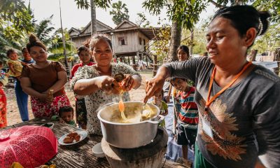 Enseñamos a las madres en Camboya a cocinar comidas saludables para sus familias.
